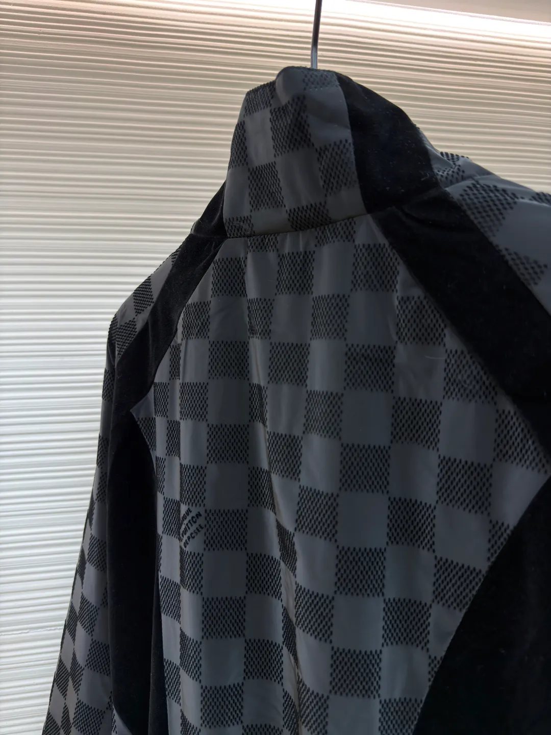 LOUIS VUITTON Checkerboard flocked jacket ●Original version: Purchased and developed by 23613 ●Item number: 1681046-B95 ●Fabric: flocked matte fabric ●Technology: jacquard production ●Version: fitted version ●Weight: about 475 grams ●Size: 46-48-50-52 ●Description: Made of flocked matte Damier pattern integrated into Marque L.Vuitton Déposée Logo, velvet ribbons with rich texture levels, the overall routing is straight and delicate, the fabrics are comfortable and soft, and the colors are consistent with no color difference. It can be matched with the same style to create a fashionable look and control various occasions. Customized accessories, complete with three labels, same style for men and women!